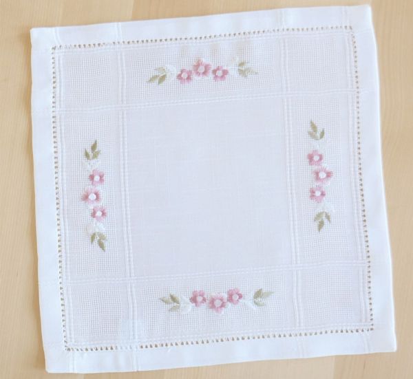 Mitteldecke Tischdecke Stickerei rosa Blumen Hohlsaum Tischwäsche 30x30 cm